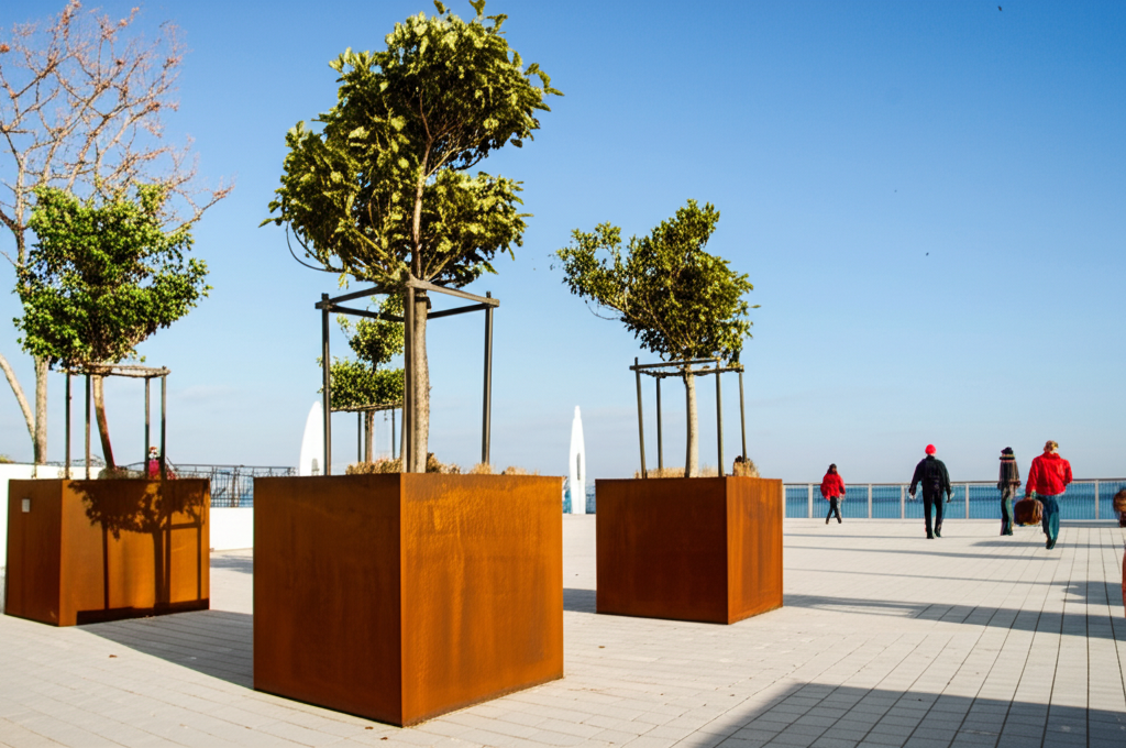 Moderne tuin met cortenstaal plantenbakken